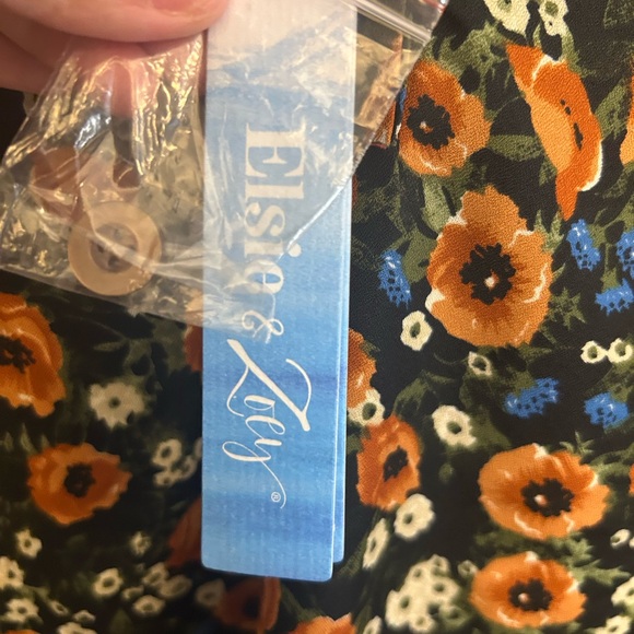 NWT Elsie & Zoey floral flowing top size L/XL - Picture 3 of 16